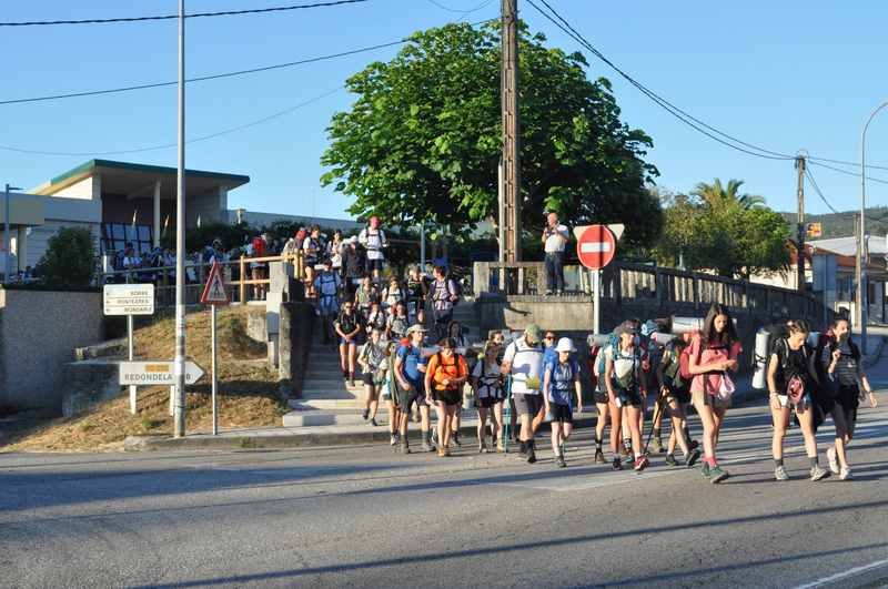 Cousas de Revista: Os primeiros 90 peregrinos da nova ruta de peregrinación cara a Santiago de Compostela chegan a Pazos de Borbén