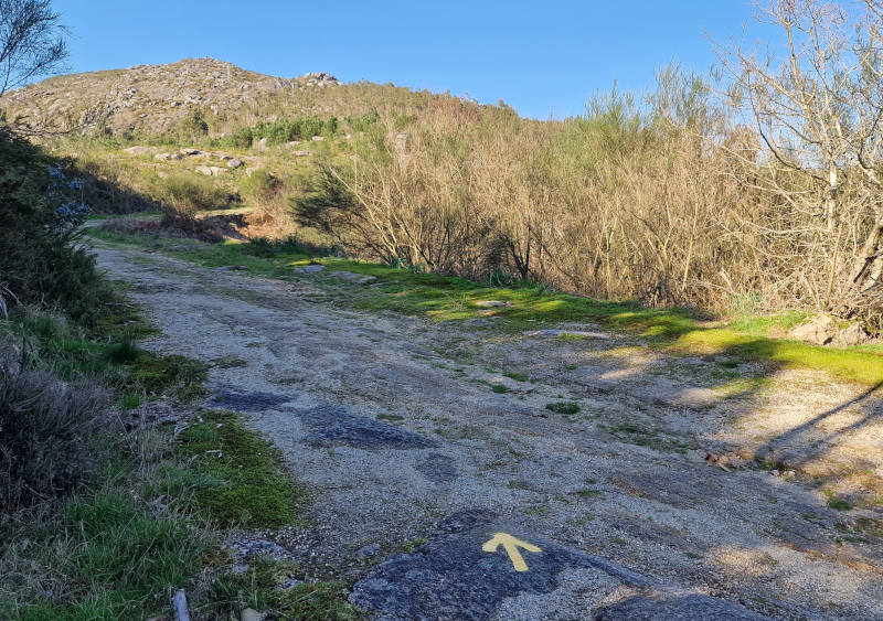 resenalizar-camino-santiago-pintar-flechas-amarillas-2026-03-0a