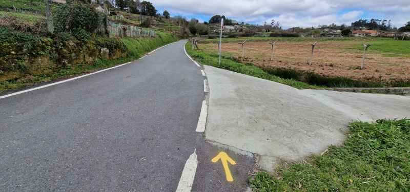 resenalizar-camino-santiago-pintar-flechas-amarillas-2026-03-a